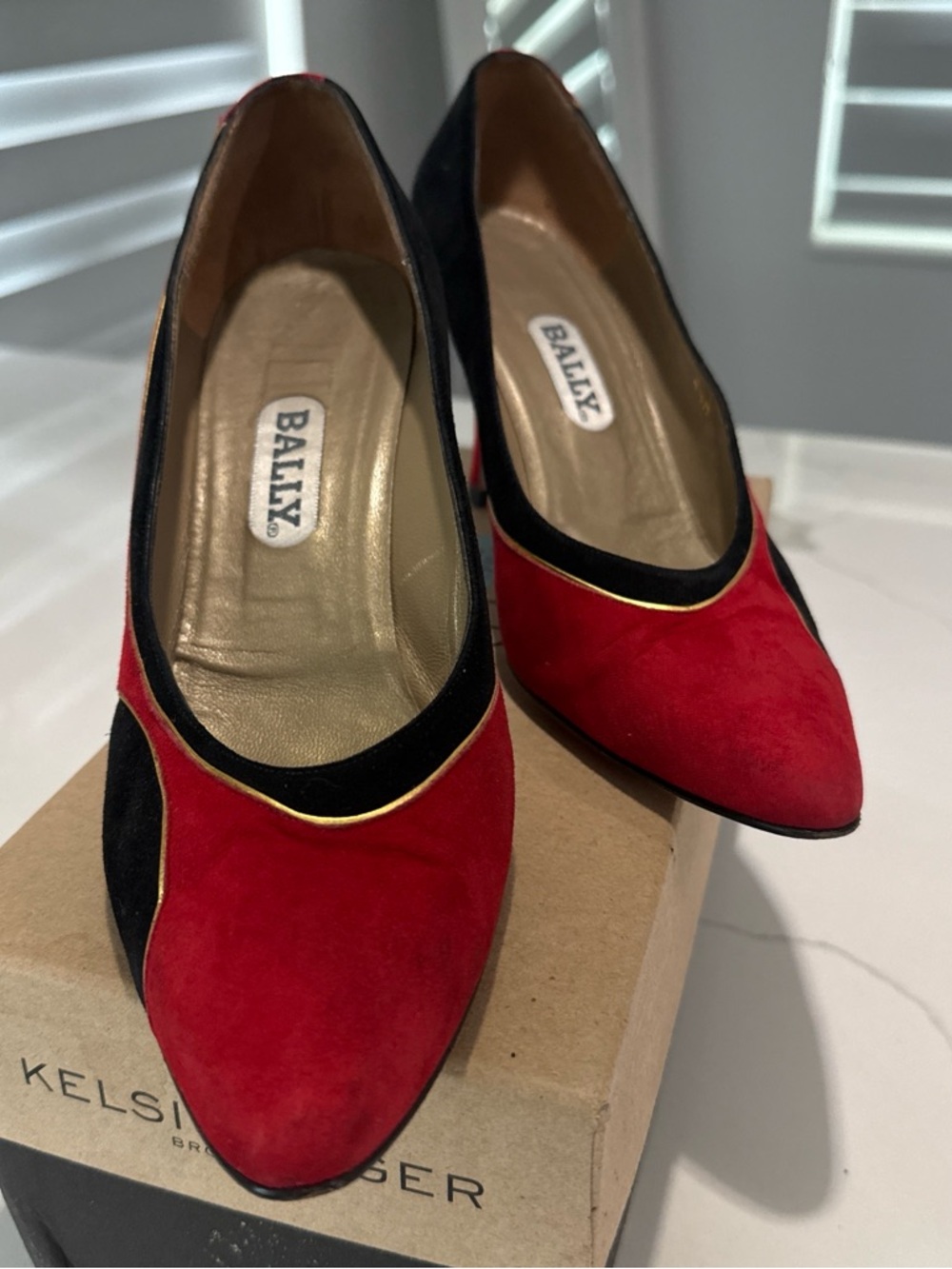VINTAGE Bally Red and Black Suede Two-Tone Pointed Pumps with Gold Trim - Picture 4 of 8